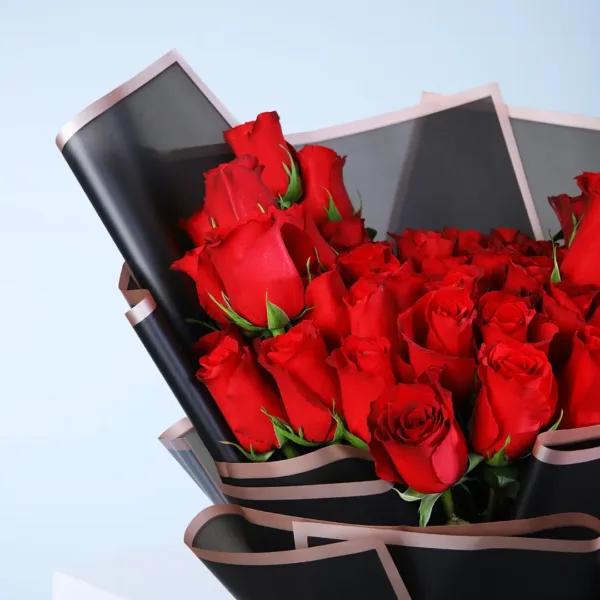 02-2 50 Red Roses Black Wrapped