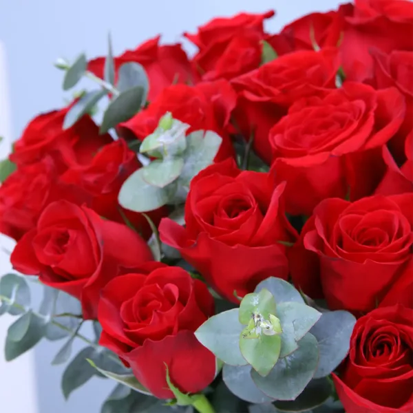 03-75 red roses in vase