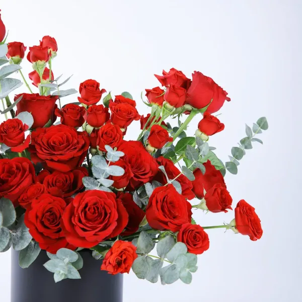 BT_FL_2429.01 Magnetic Red Beauty with red spray roses