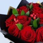 12-red-roses-hypericum-ruscus-black-wrap_05