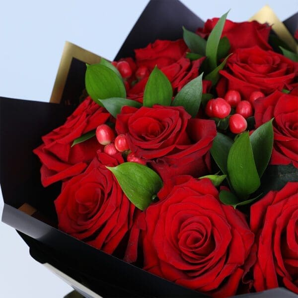 12-red-roses-hypericum-ruscus-black-wrap_05